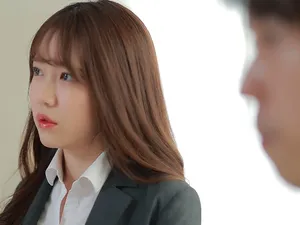 Bố dượng không chịu được trước cô con gái quá múp tuổi trưởng thành