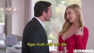 Nữ thần môi đỏ với mái tóc dài và trâm cài ngọc trai ở trên và quan hệ tình dục với bạn trai đẹp trai và khỏe mạnh của mình trong một tiếng rưỡi