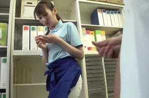 Không dễ để người tiếp viên có thể cung cấp dịch vụ. Cô ấy sợ bị phát hiện nên phải dùng ghế chặn cửa.