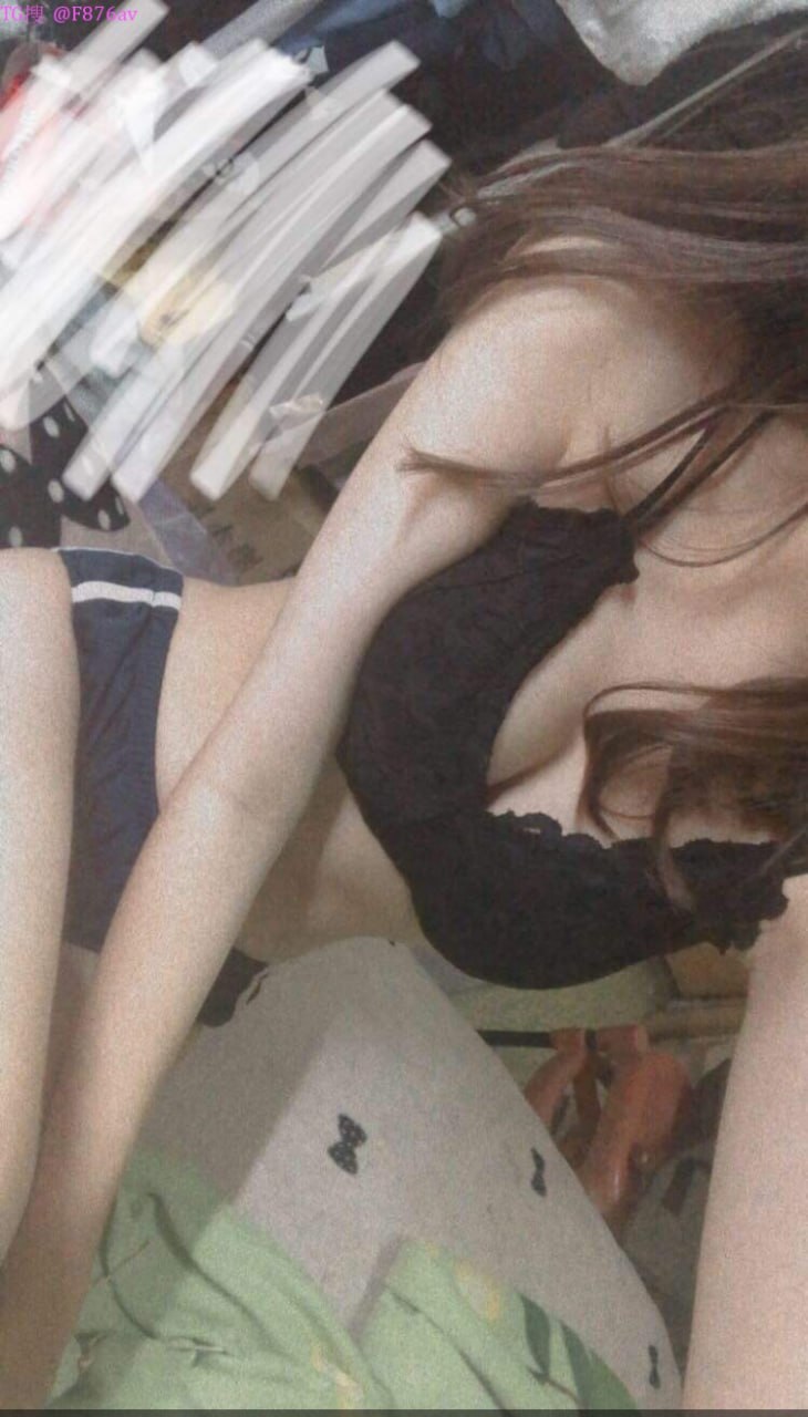 Con đĩ vớ lưới liếm liên tục trong phòng tắm và cuối cùng nổ tung trực tiếp
